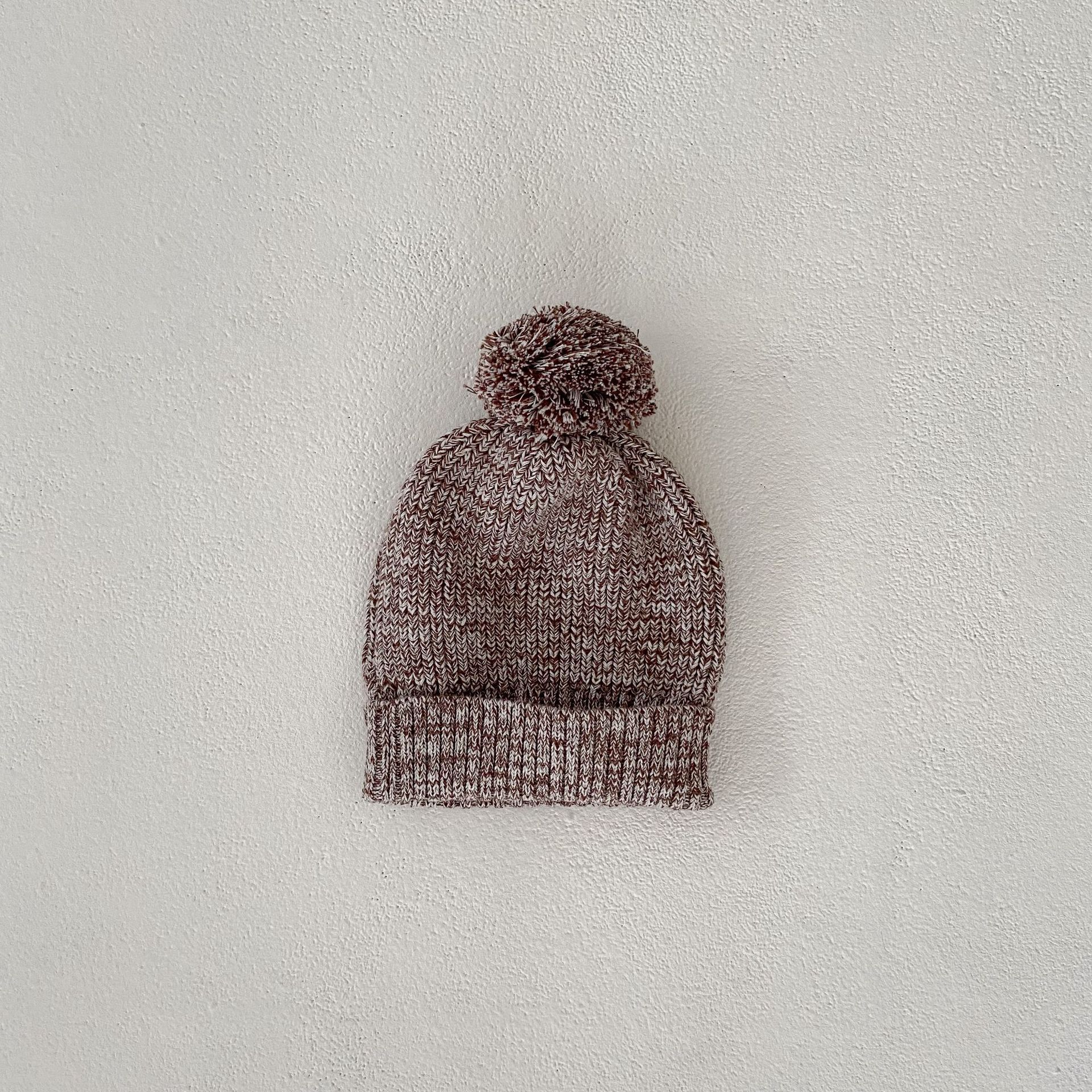 Kit bébé fille douillet : pull patchwork coloré épais, pantalon et chapeau boule en maille douce.
