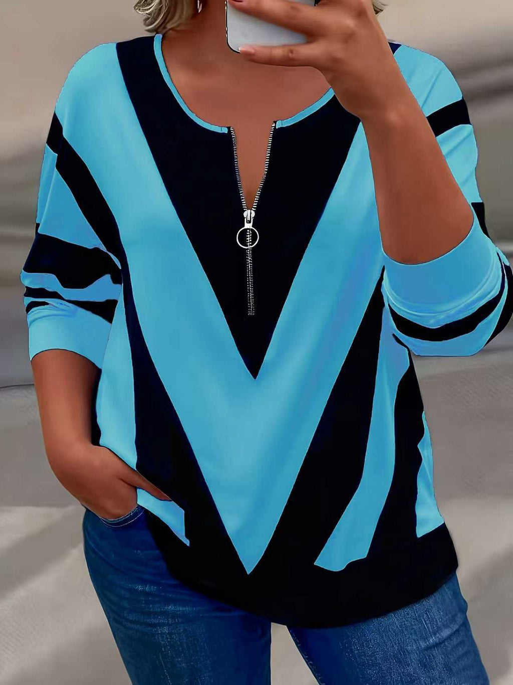 Camiseta color block com zíper, corte solto - casual e moderna.