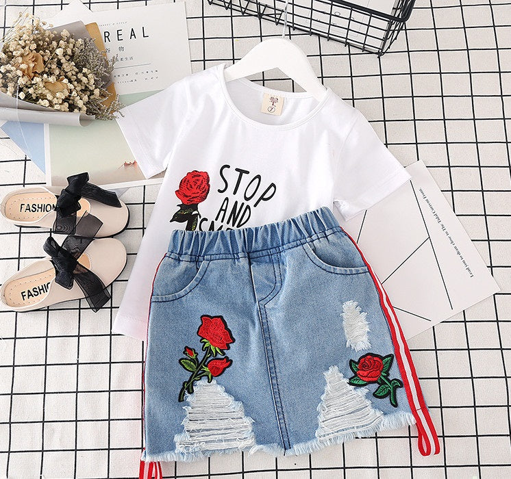 Ensemble mode petite fille : t-shirt blanc et jupe denim.