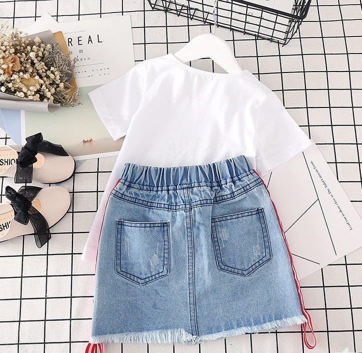 Ensemble mode petite fille : t-shirt blanc et jupe denim.