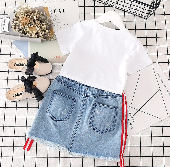 Ensemble mode petite fille : t-shirt blanc et jupe denim.