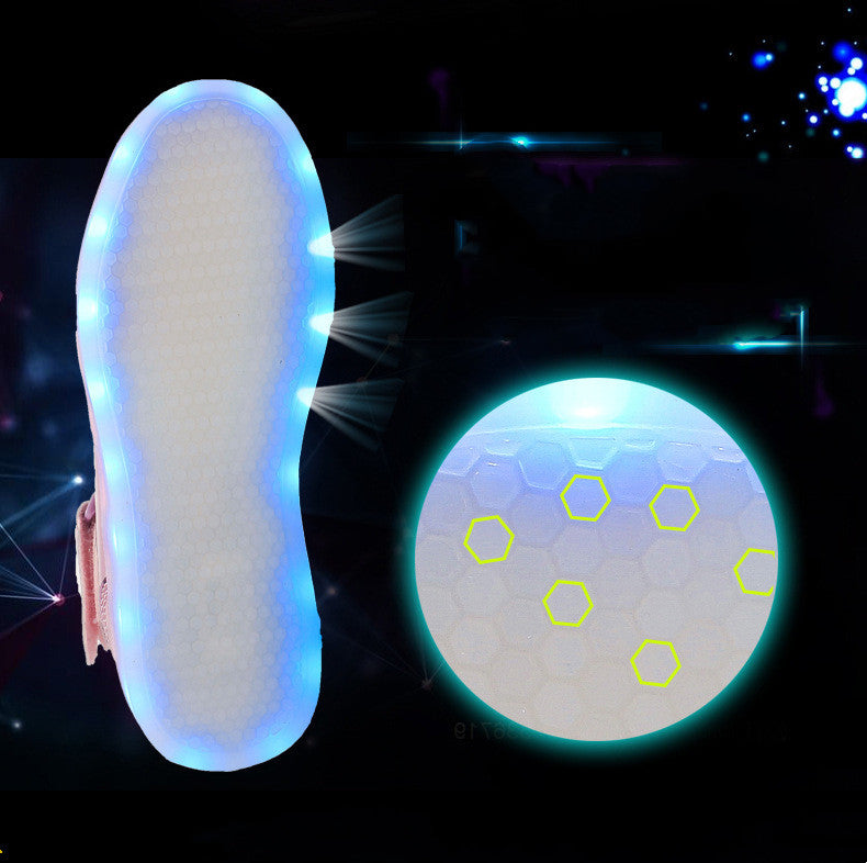 Sneakers Air Force 1 colorées, port USB intégré pour smartphone.