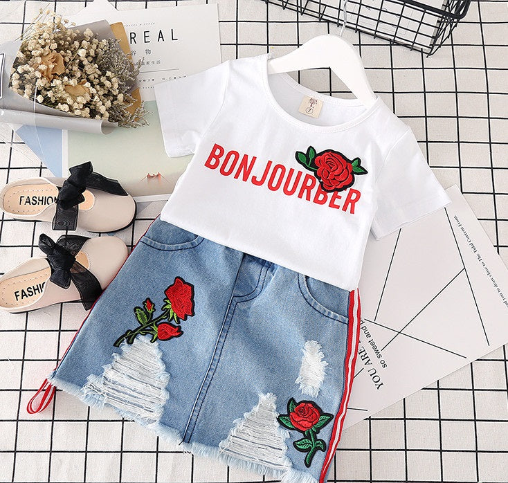 Ensemble mode petite fille : t-shirt blanc et jupe denim.