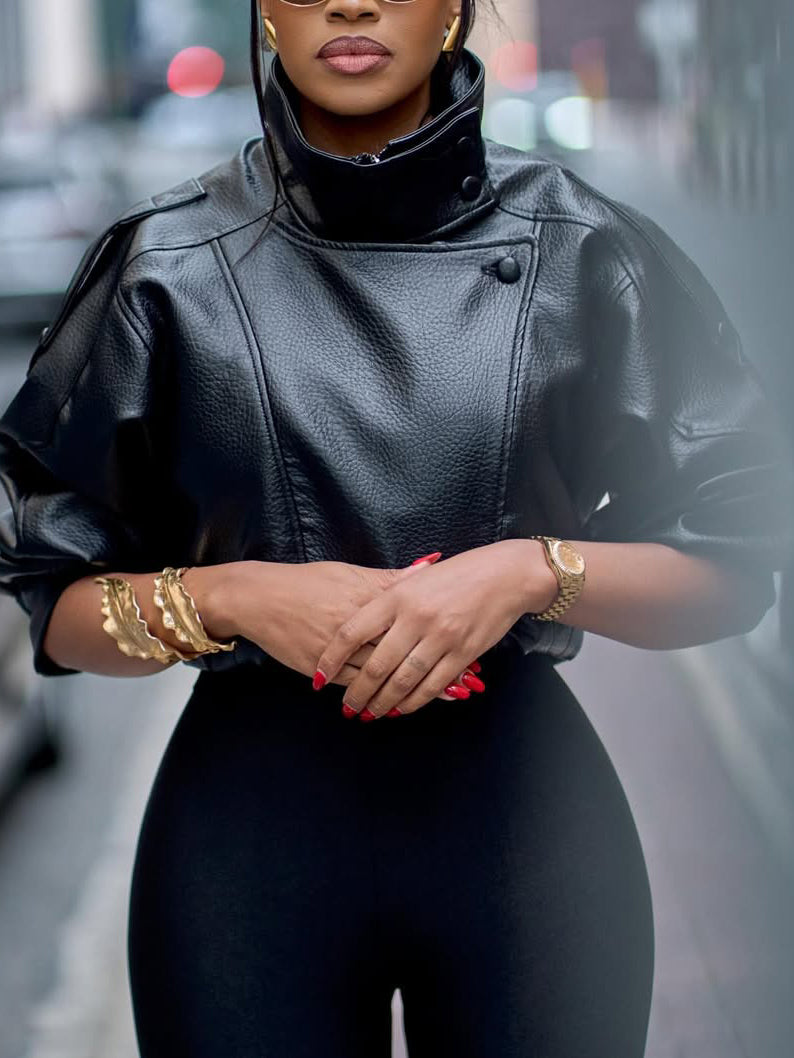 Veste courte élégante en cuir grain litchi noir – col montant, manches bouffantes