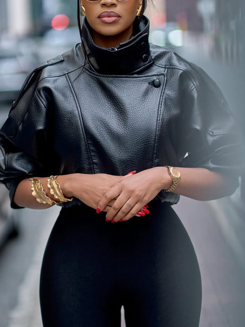 Veste courte élégante en cuir grain litchi noir – col montant, manches bouffantes