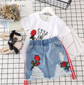Modieuse Meisie Stel: Wit T-hemp en Denim Rok