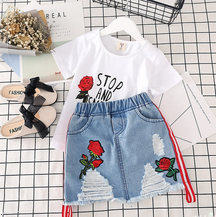 Ensemble mode petite fille : t-shirt blanc et jupe denim.