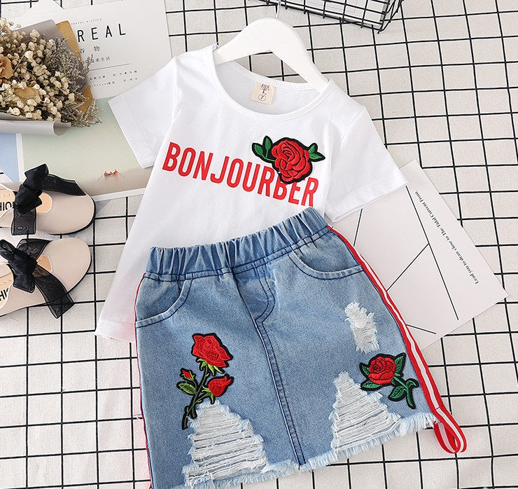 Ensemble mode petite fille : t-shirt blanc et jupe denim.