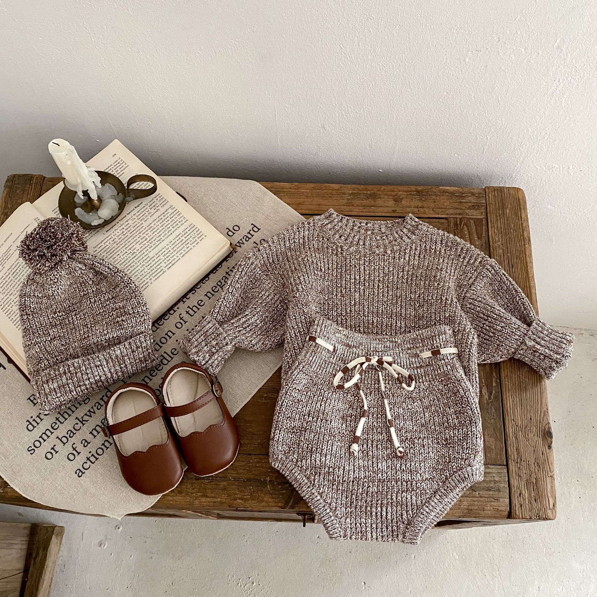 Kit bébé fille douillet : pull patchwork coloré épais, pantalon et chapeau boule en maille douce.