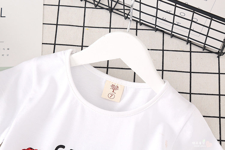 Ensemble mode petite fille : t-shirt blanc et jupe denim.