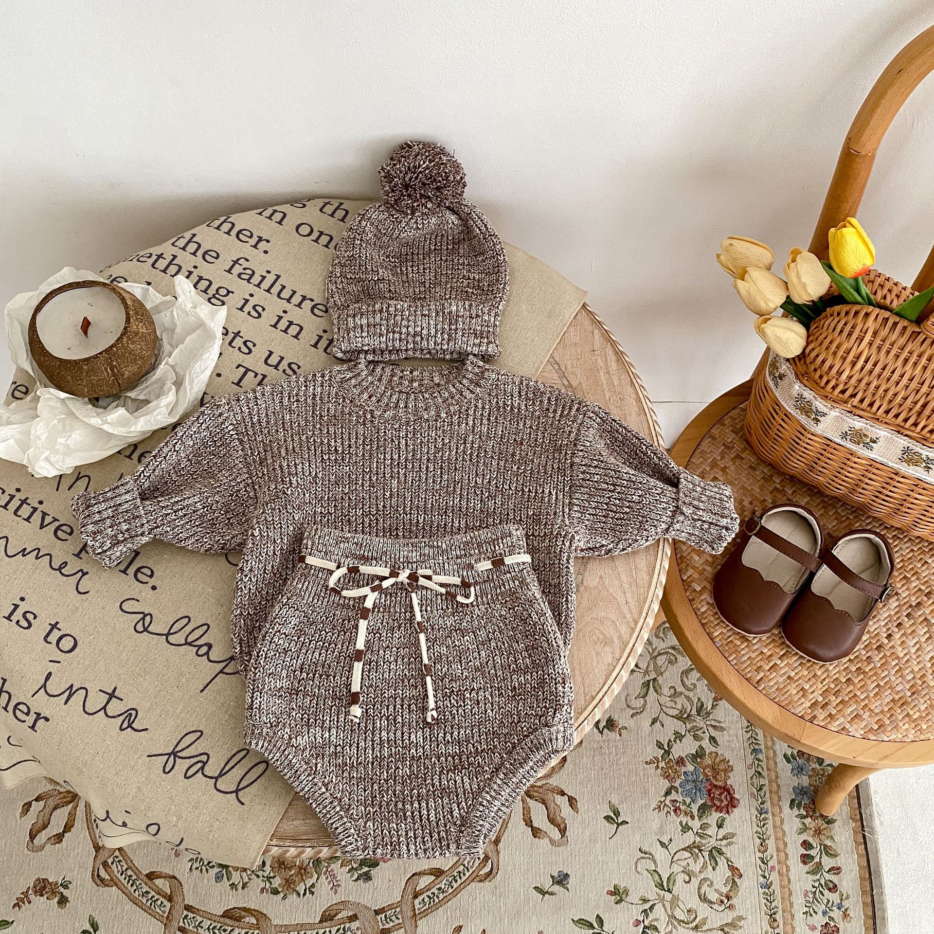 Kit bébé fille douillet : pull patchwork coloré épais, pantalon et chapeau boule en maille douce.