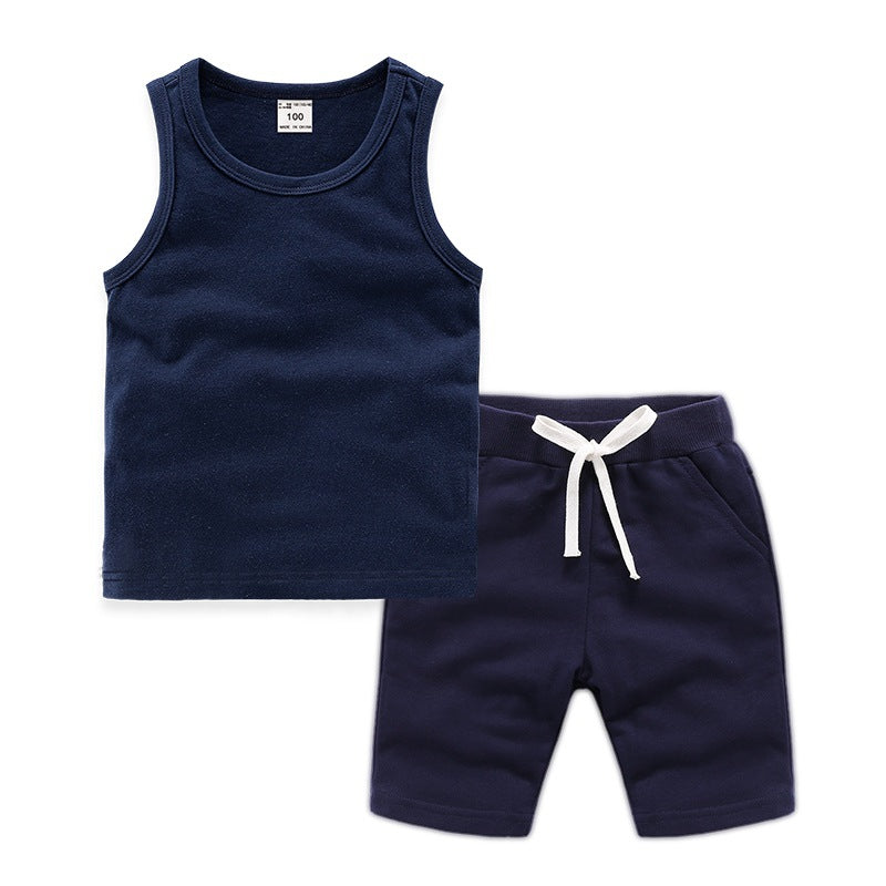 Ensembles de vêtements pour enfants.