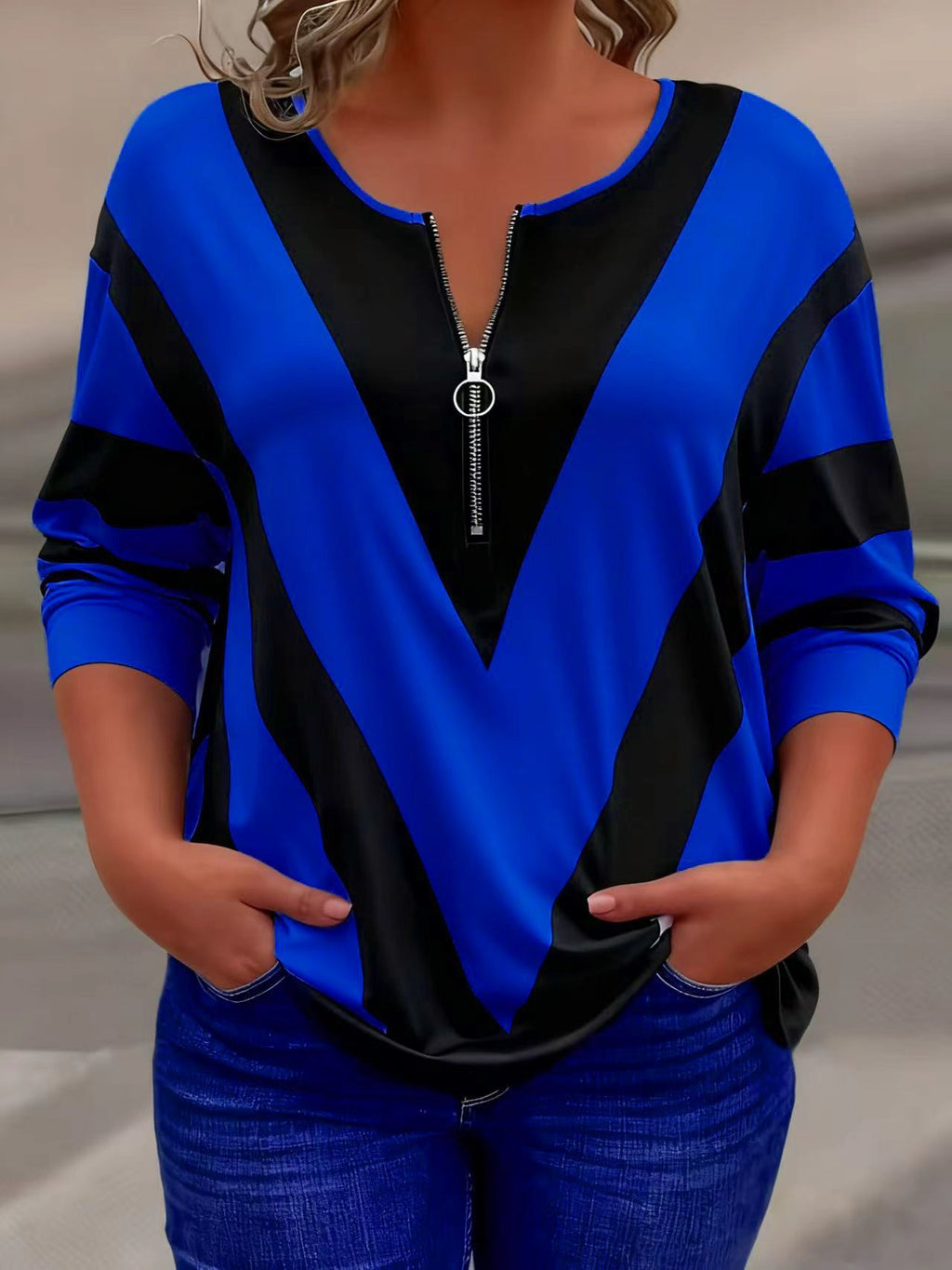 Camiseta color block com zíper, corte solto - casual e moderna.