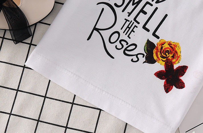 Ensemble mode petite fille : t-shirt blanc et jupe denim.