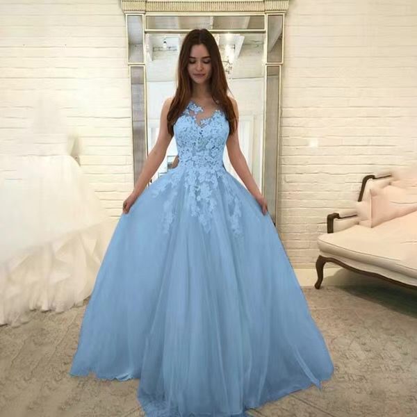 Robe de mariée sans manches en dentelle fleurie – élégante, coupe ajustée