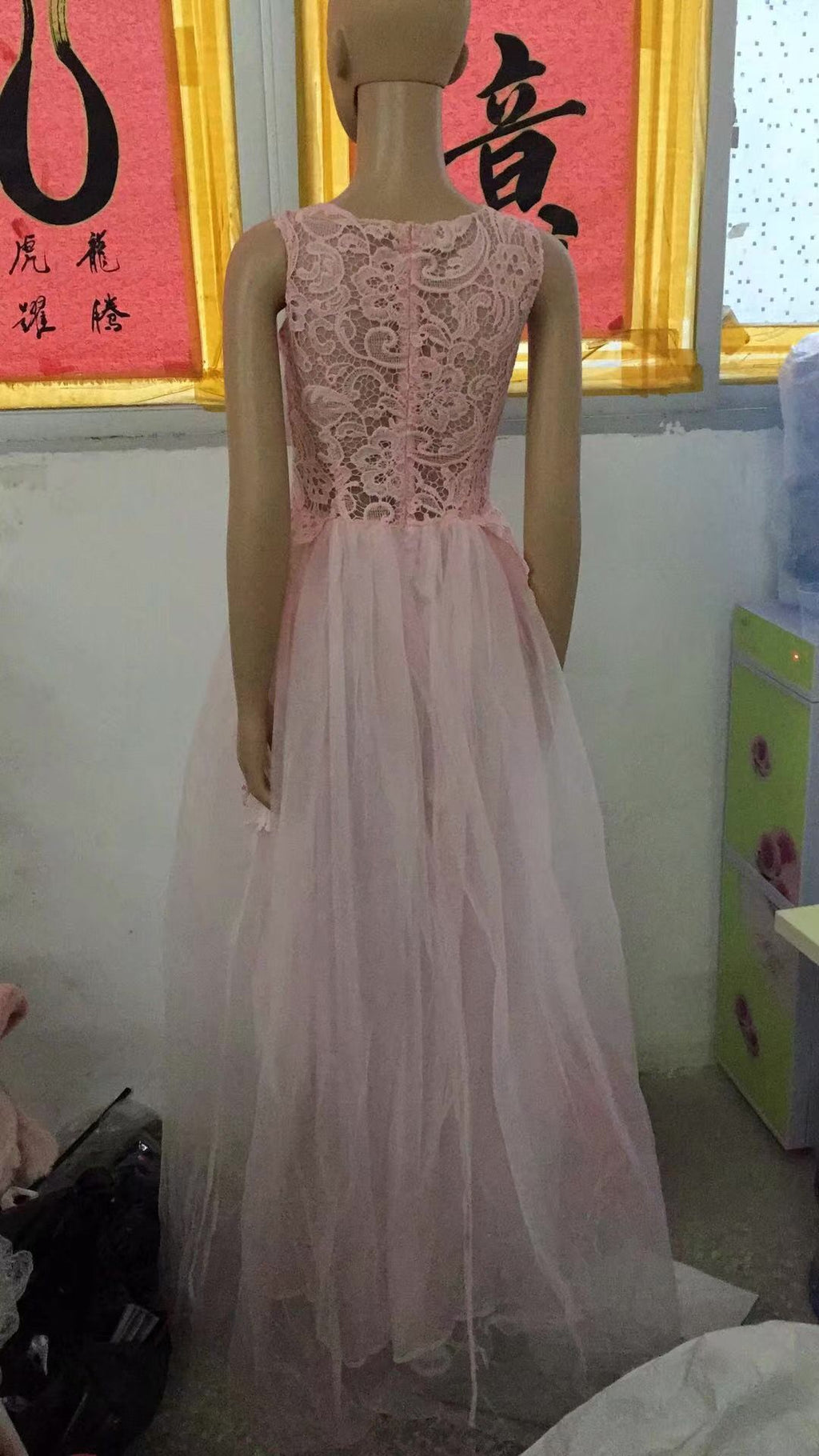 Robe de mariée sans manches en dentelle fleurie – élégante, coupe ajustée