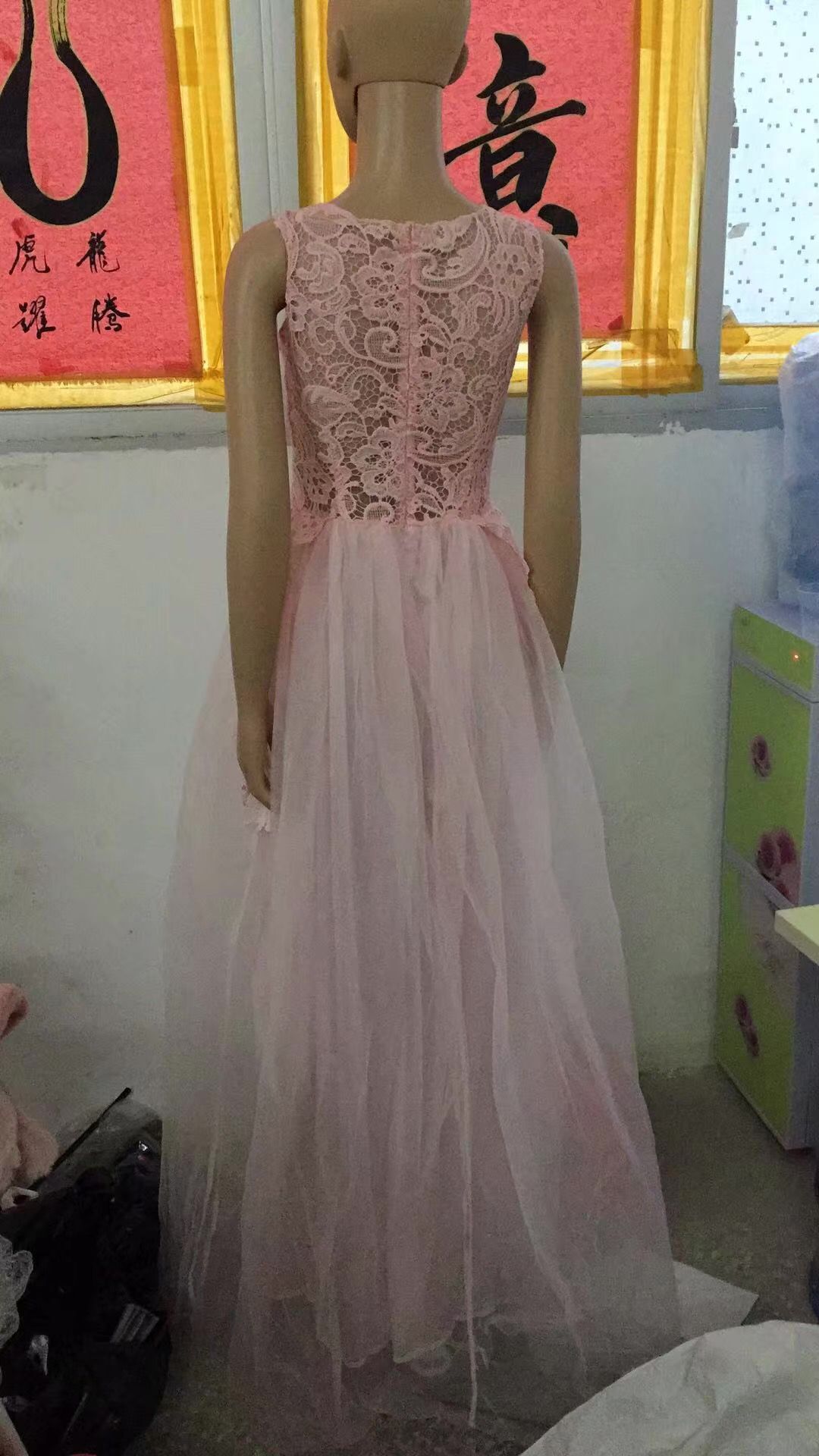 Robe de mariée sans manches en dentelle fleurie – élégante, coupe ajustée