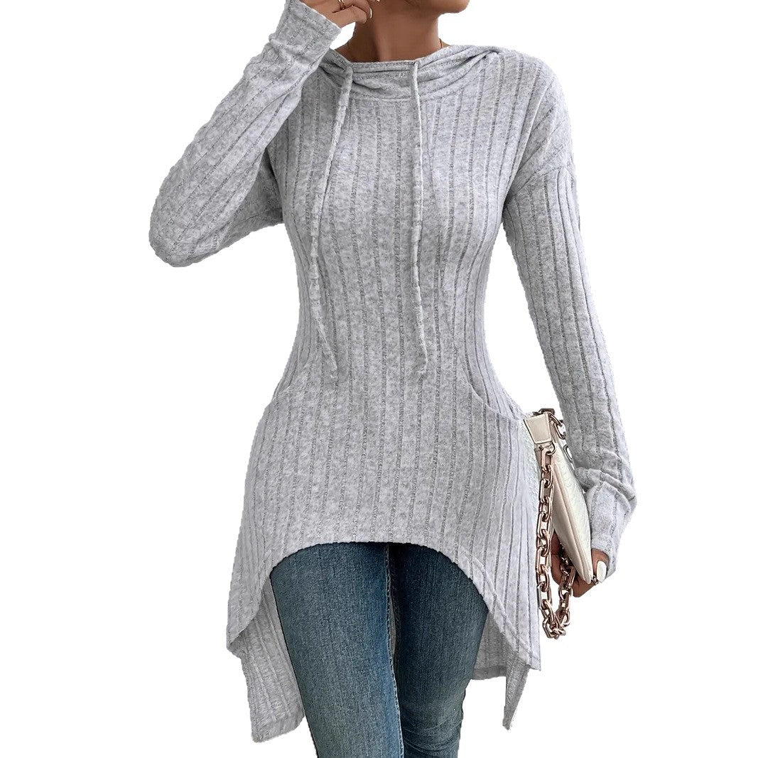 Vroue middellang kapuutsweater met onreëlmatige sny en trekkoord.