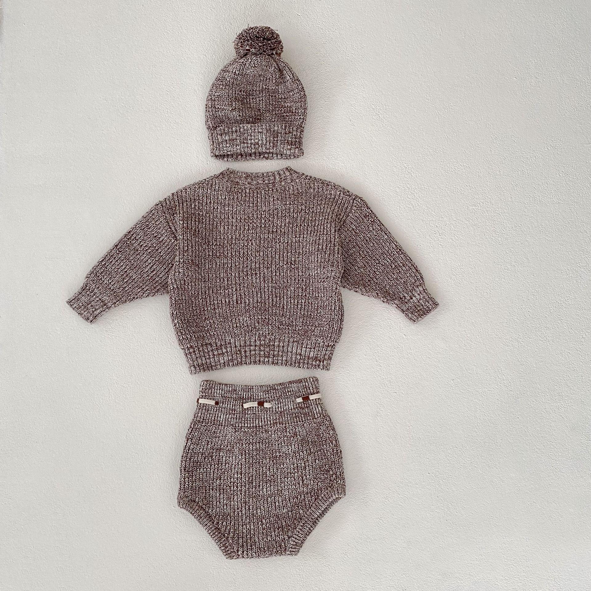 Kit bébé fille douillet : pull patchwork coloré épais, pantalon et chapeau boule en maille douce.