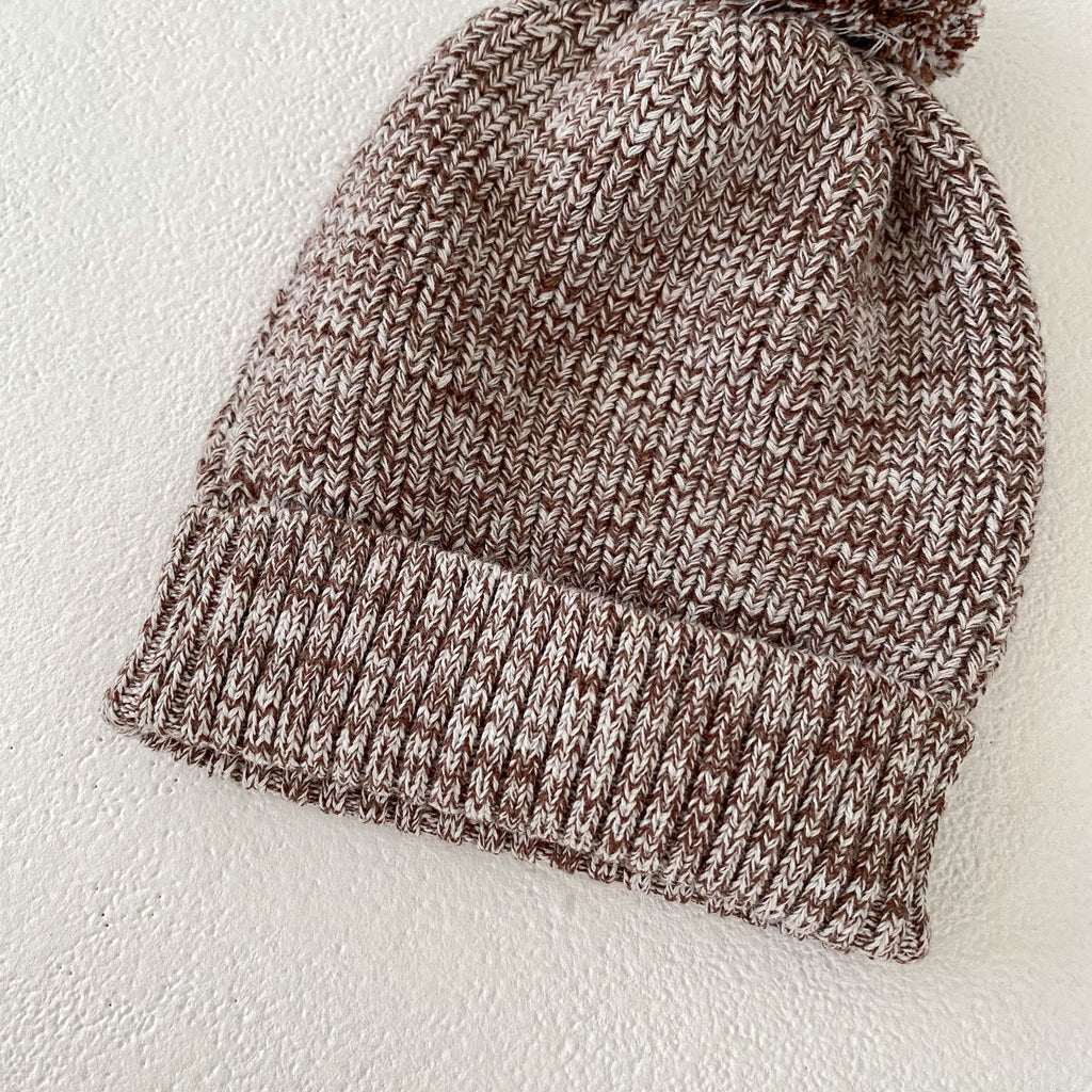 Kit bébé fille douillet : pull patchwork coloré épais, pantalon et chapeau boule en maille douce.