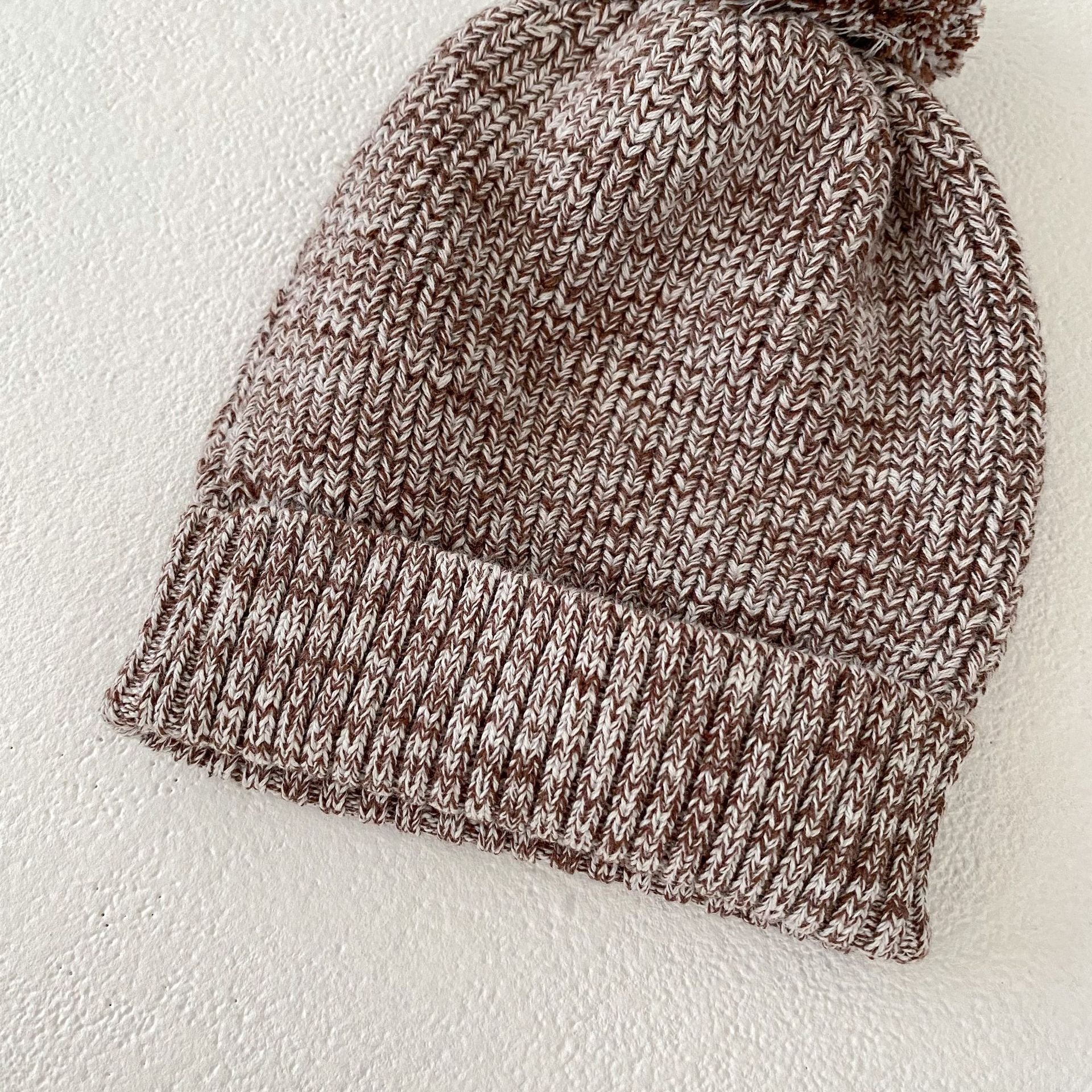 Kit bébé fille douillet : pull patchwork coloré épais, pantalon et chapeau boule en maille douce.