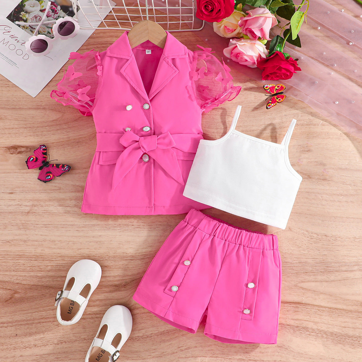 Ensemble trois pièces pour fille : haut, barboteuse, pantalon.