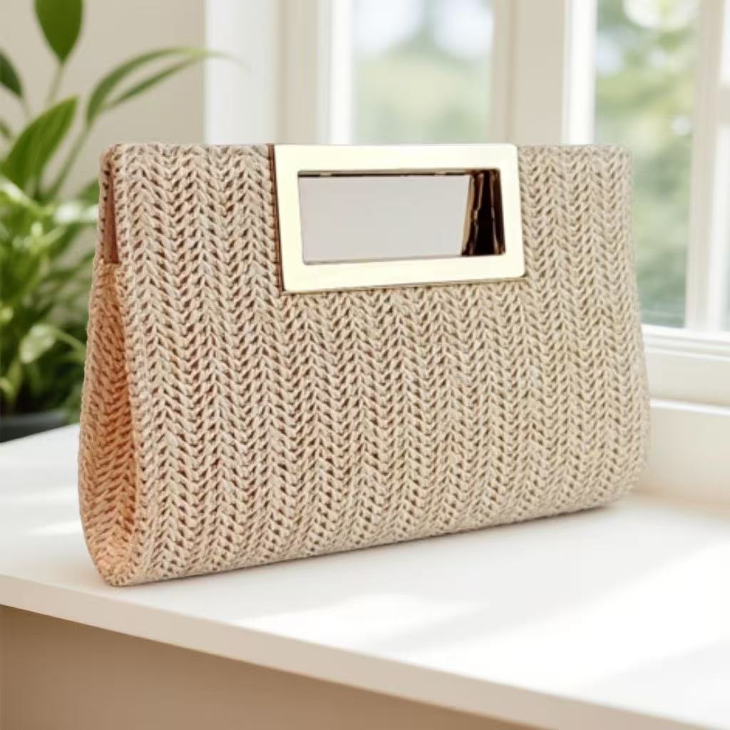 Nouveau sac clutch chaîne woven pour femmes stylées.