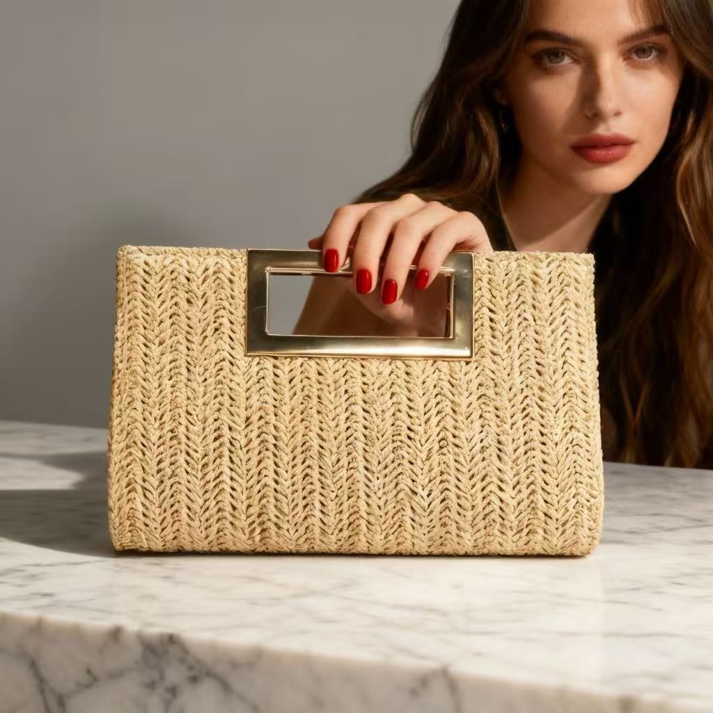 Nouveau sac clutch chaîne woven pour femmes stylées.