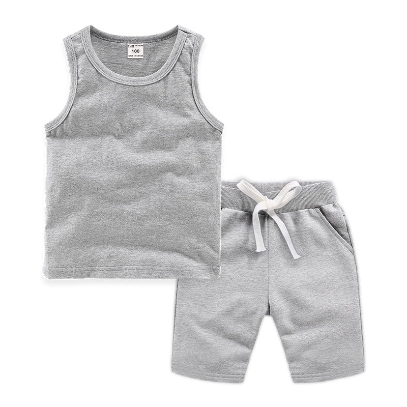 Ensembles de vêtements pour enfants.