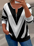 Camiseta color block com zíper, corte solto - casual e moderna.