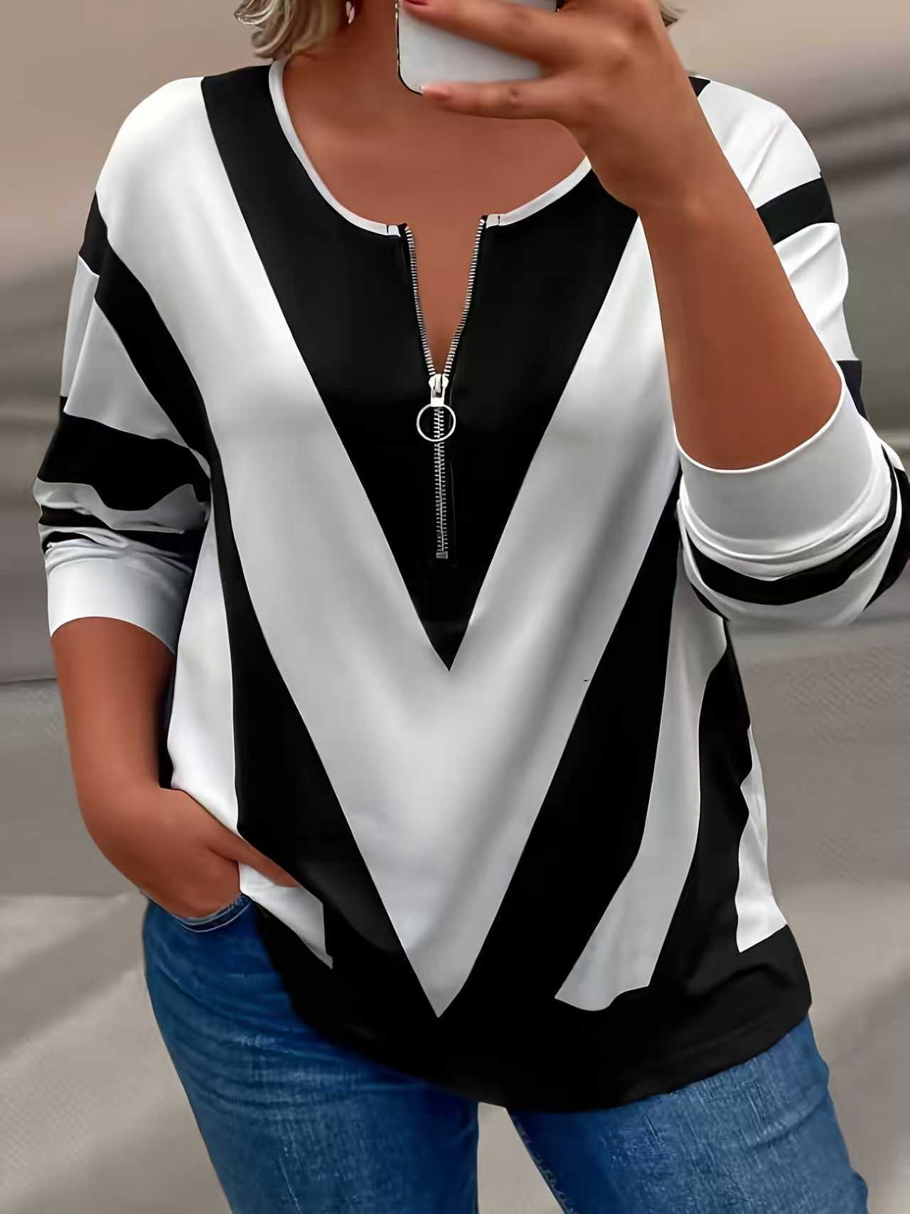 Camiseta color block com zíper, corte solto - casual e moderna.
