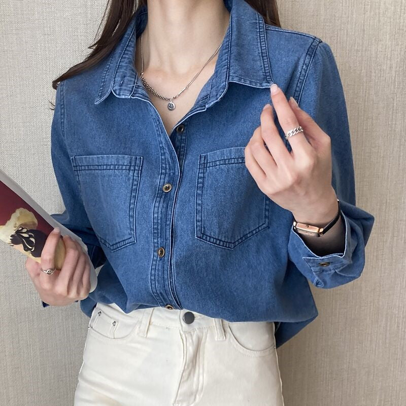 Chemise denim bleu foncé vintage style Hong Kong, épaules droites douces.