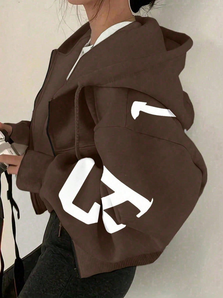 Sudadera casual con cremallera y mangas largas estampada, estilo relajado y moderno.