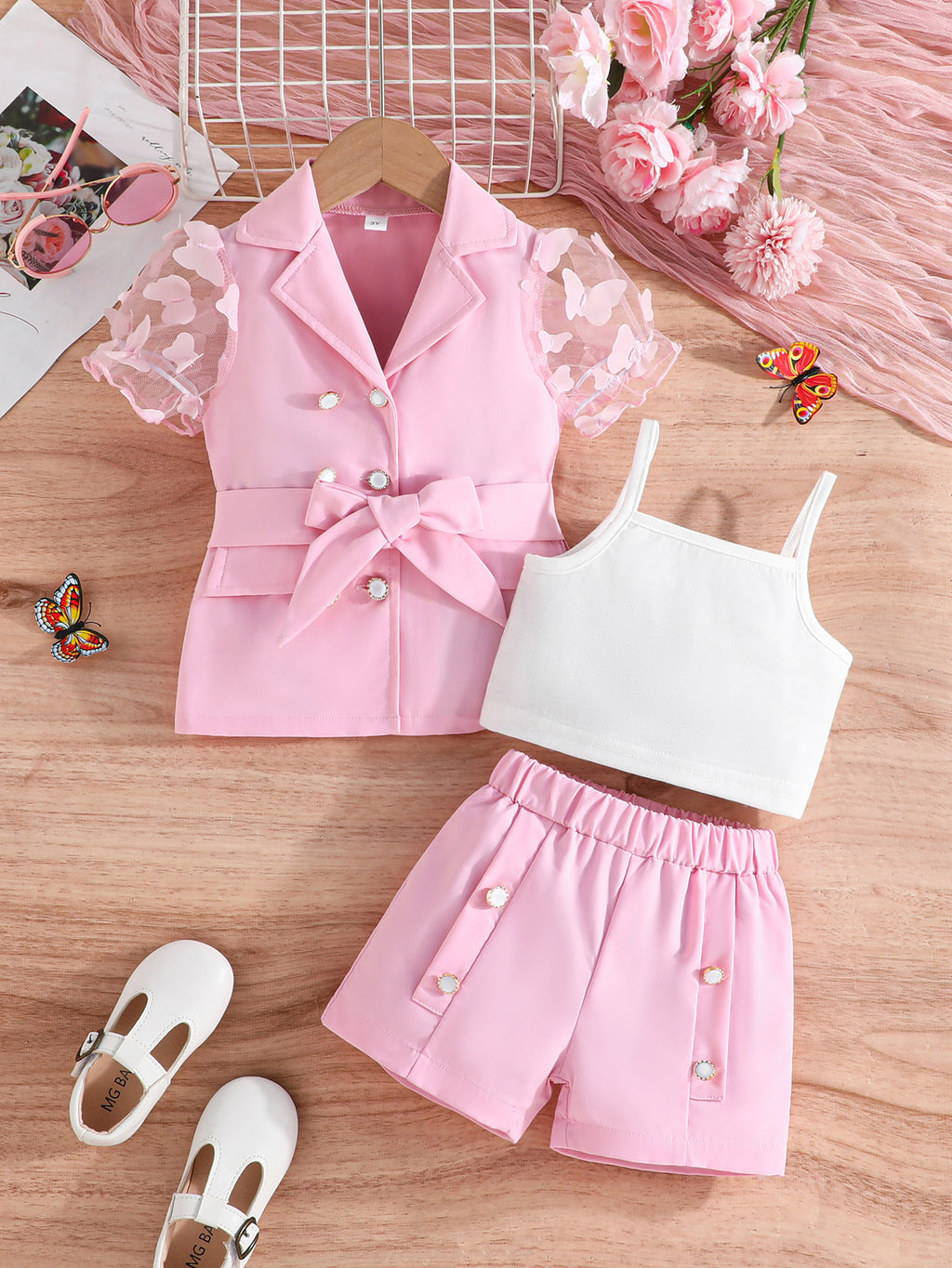 Ensemble trois pièces pour fille : haut, barboteuse, pantalon.