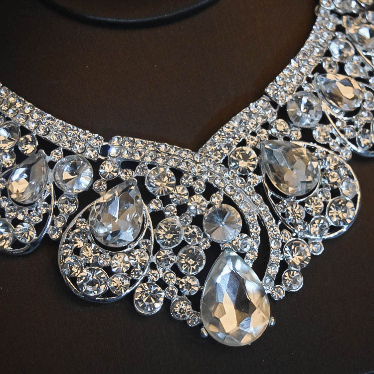 SET BIJOUX MARIAGE 3 PIÈCES FLEURS – COLLIER + BOUCLES OREILLES COURONNE TRES CHIC