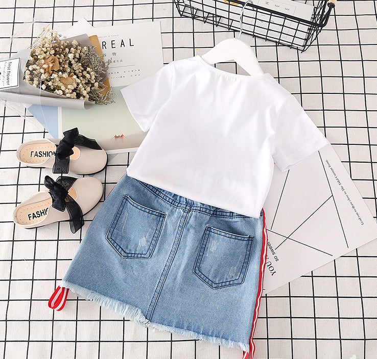 Ensemble mode petite fille : t-shirt blanc et jupe denim.
