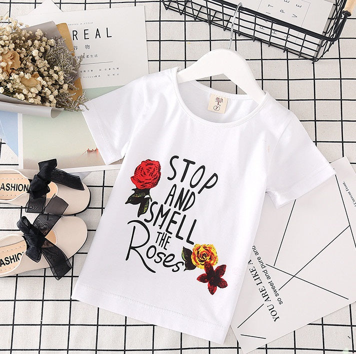 Ensemble mode petite fille : t-shirt blanc et jupe denim.