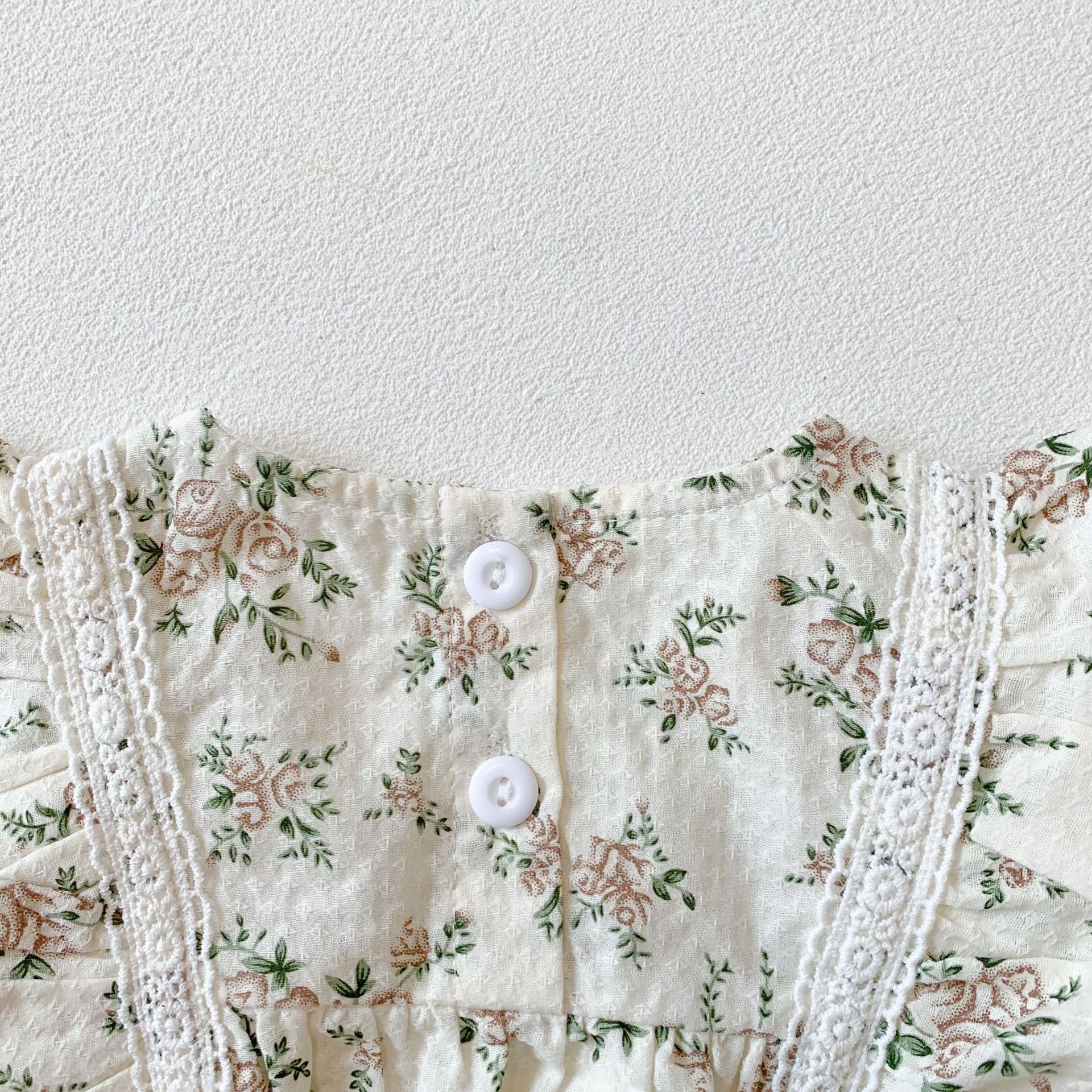 Grenouillère bébé fille à manches longues fleurie blanche – coton, avec bonnet