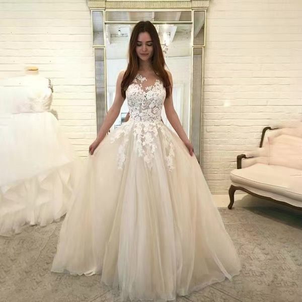 Robe de mariée sans manches en dentelle fleurie – élégante, coupe ajustée