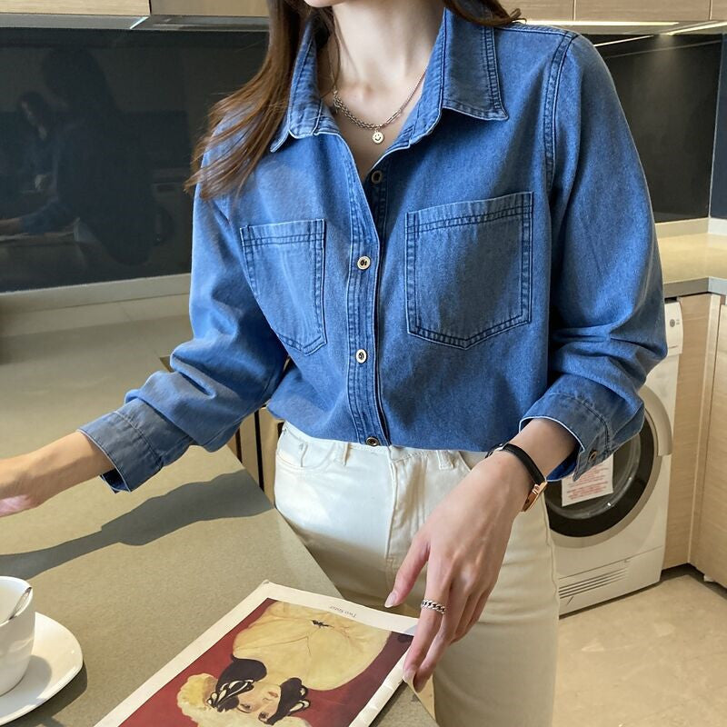 Chemise denim bleu foncé vintage style Hong Kong, épaules droites douces.