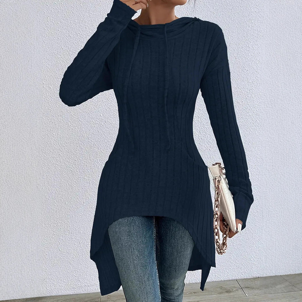 Vroue middellang kapuutsweater met onreëlmatige sny en trekkoord.