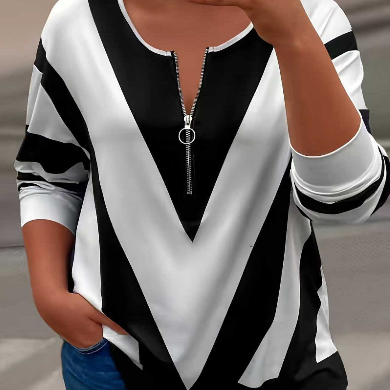 Camiseta color block com zíper, corte solto - casual e moderna.