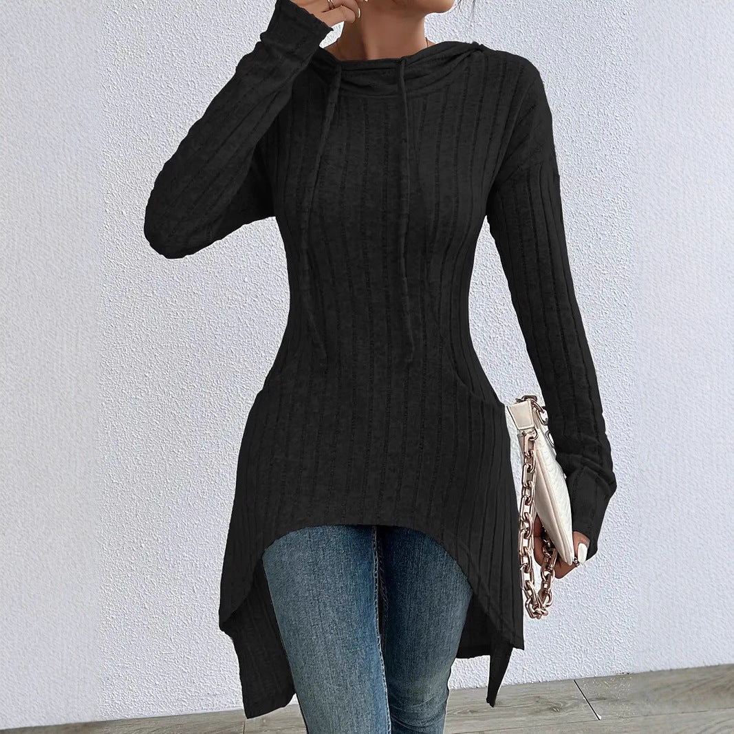 Vroue middellang kapuutsweater met onreëlmatige sny en trekkoord.