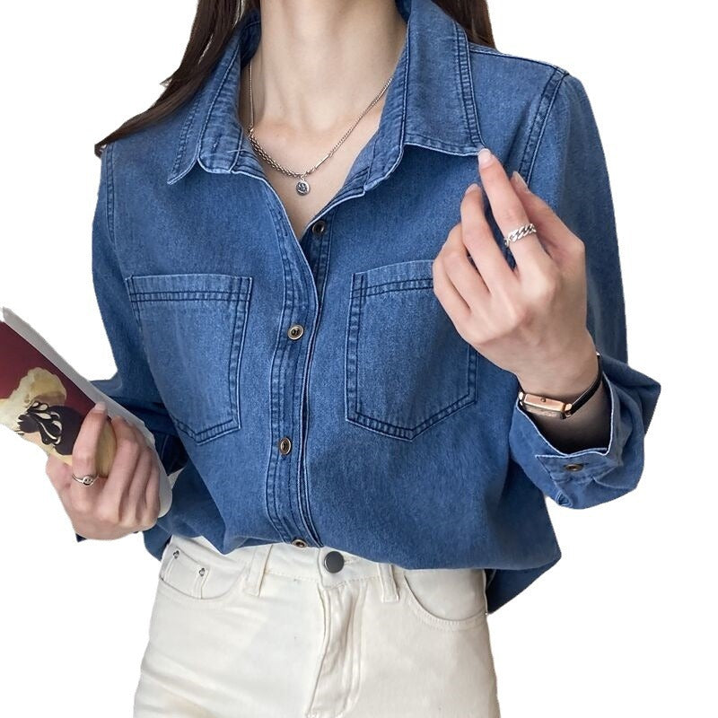 Chemise denim bleu foncé vintage style Hong Kong, épaules droites douces.