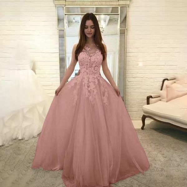Robe de mariée sans manches en dentelle fleurie – élégante, coupe ajustée