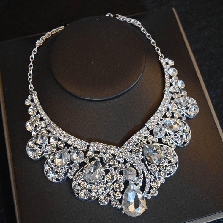 SET BIJOUX MARIAGE 3 PIÈCES FLEURS – COLLIER + BOUCLES OREILLES COURONNE TRES CHIC