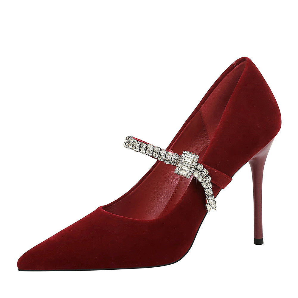 Escarpins à bout pointu ornés de strass – talon aiguille, élégants et chic
