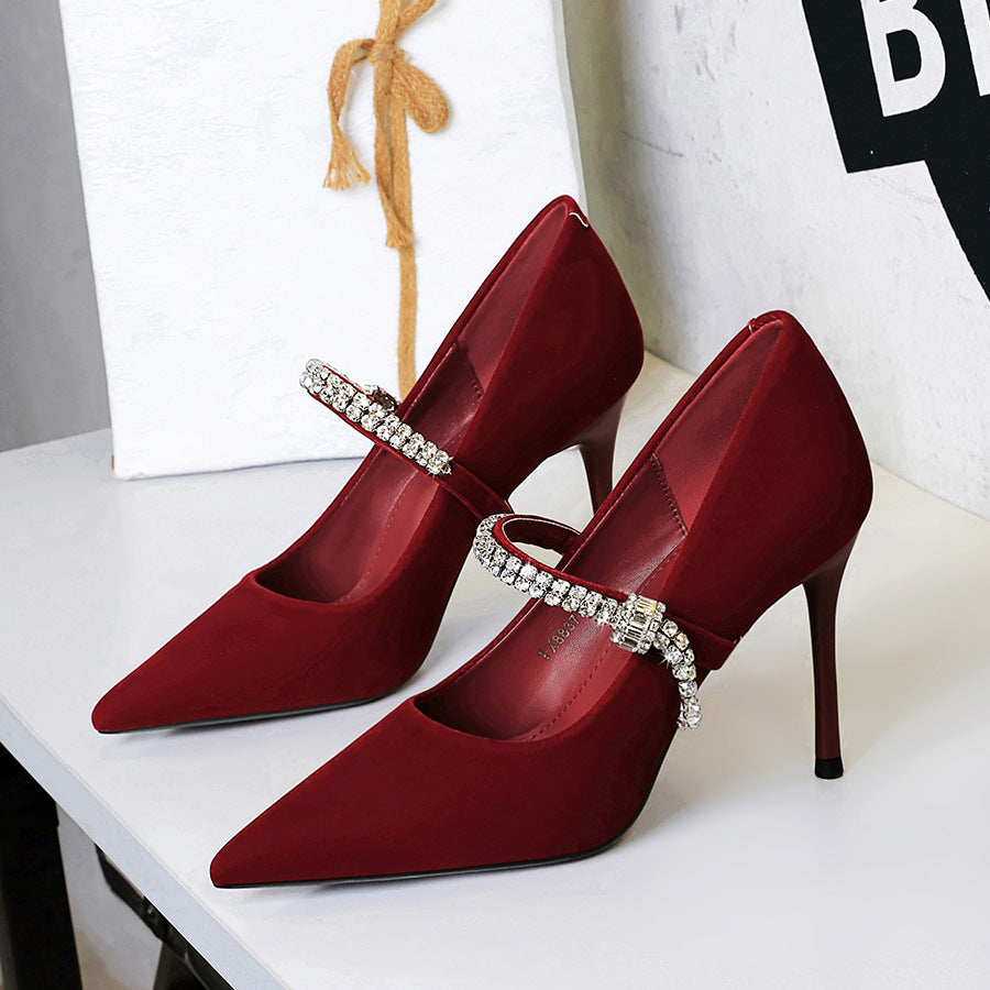 Escarpins à bout pointu ornés de strass – talon aiguille, élégants et chic