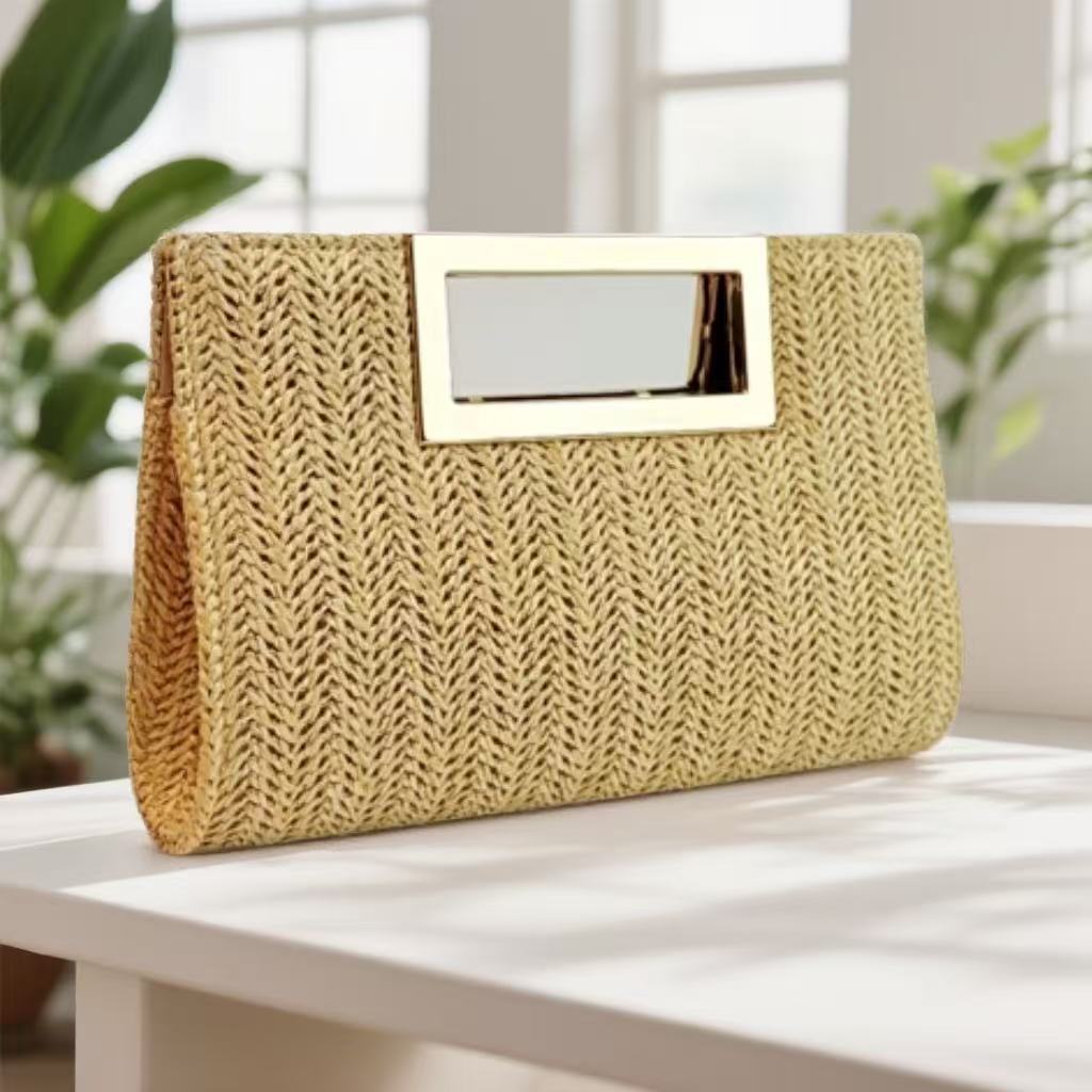 Nouveau sac clutch chaîne woven pour femmes stylées.