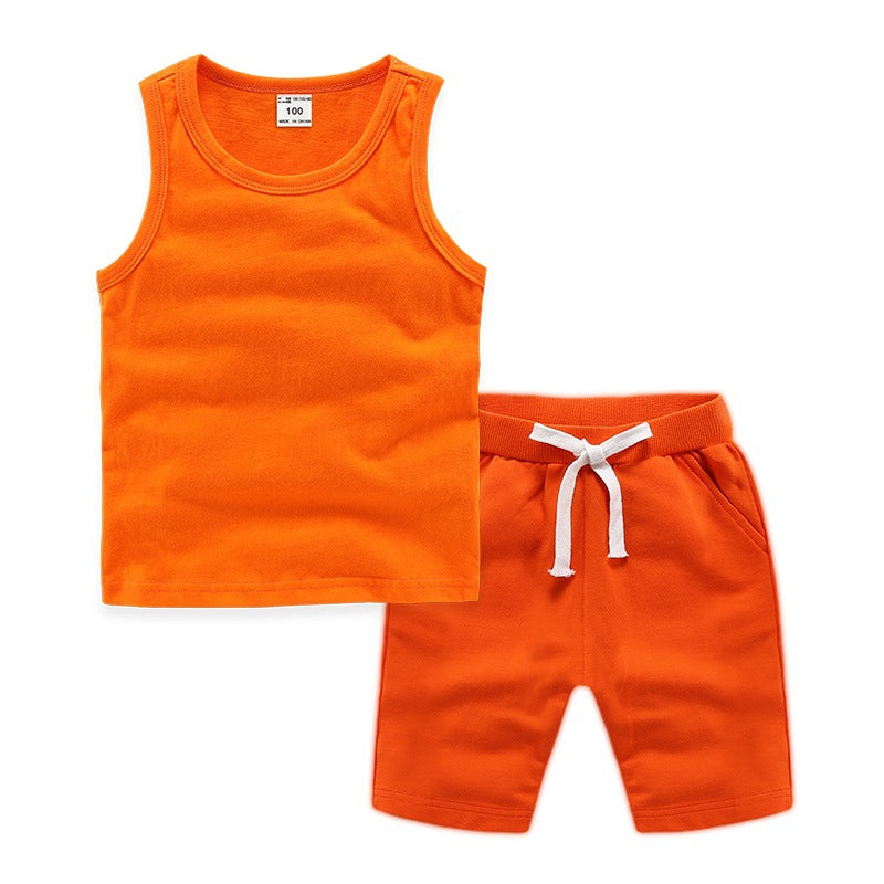 Ensembles de vêtements pour enfants.